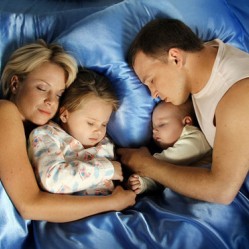 Дети, которые спят с родителями, худее