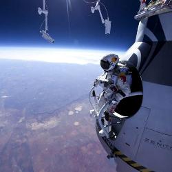 Австриец готовится к прыжку с высоты 37 км над Землей 