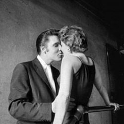 Найдена блондинка, которая целуется с Элвисом Пресли на знаменитой фотографии "The Kiss"