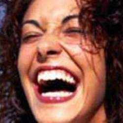 Смех с открытым ртом ценится больше всего  