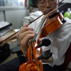 Ученый сплел струны скрипки из паучьего шелка