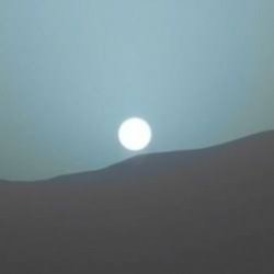 Марсоход Curiosity снял закат Солнца, из-за которого Марс становится темно-синим