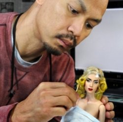 Филиппинский художник-виртуоз превращает кукол в звезд