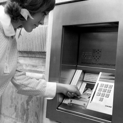 Установлен первый в мире банкомат