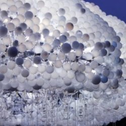 Интерактивное облако, созданное из тысяч лампочек