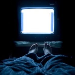 Ученые: засыпая с телевизором, мы рискуем впасть в депрессию
