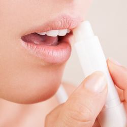 18 необычных способов применения бальзама для губ