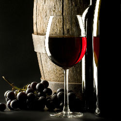 Красное вино спасет от слепоты