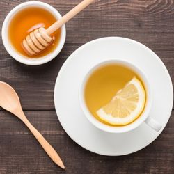 Voda s citronem a medem: pijte recepty na hubnutí, pro zdraví těla