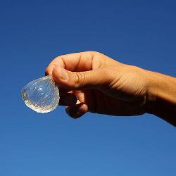 Съедобный пузырь с водой заменит воду в пластиковых бутылках