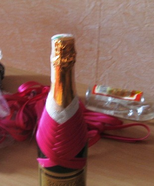 0e249124313ef220faf6e69cbe7fa72c Как украсить бутылки шампанского в подарок своими руками