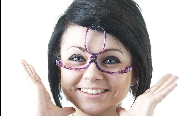 Корригирующие очки для нанесения макияжа