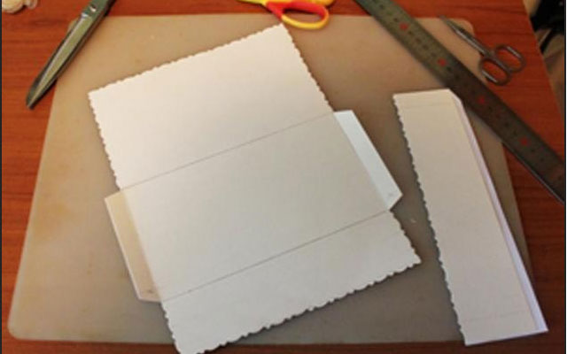 В чем хитрость использования крафт-бумаги для изготовления конверта для денег своими руками?