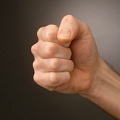 Ученые доказали, что приветствие в виде удара кулаков полезней рукопожатия