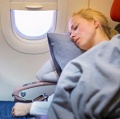 8 подсказок, как уснуть в самолете и справиться с проблемой смены часовых поясов
