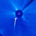 Почему некоторым кометам удается выжить, приблизившись к Солнцу?