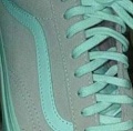 Какого цвета эти кроссовки? Серо-голубые или бело-розовые?