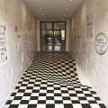 Эта оптическая иллюзия остановит тех, кто любит бегать по коридорам
