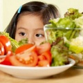 Как приучить ребенка есть ту пищу, которую он не любит