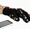 Сенсорная перчатка позволяет слепоглухим общаться 